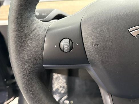 Used 2022 Tesla Model Y Long Range image 29