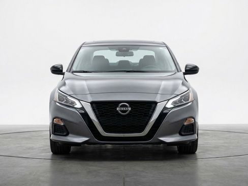 Used 2025 Nissan Altima 2.5 SV FWD image 2