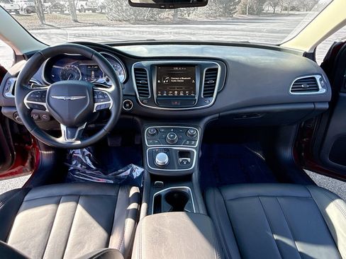 Used 2017 Chrysler 200 Limited Platinum image 3