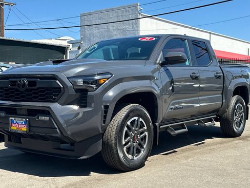 Used 2025 Toyota Tacoma TRD Sport AWD/4WD image 8