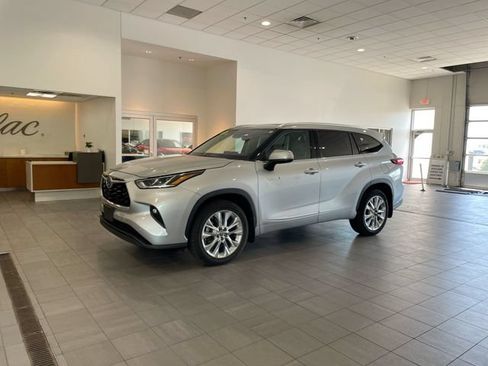 Used 2021 Toyota Highlander Limited AWD/4WD image 2