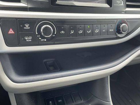 Used 2019 Toyota Highlander LE image 19