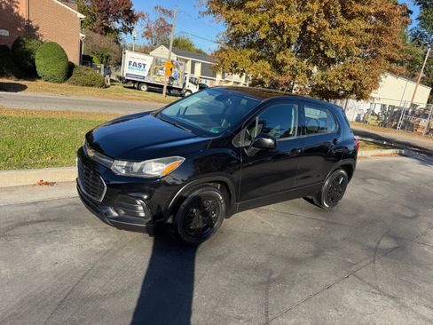 Used 2017 Chevrolet Trax LS image 2