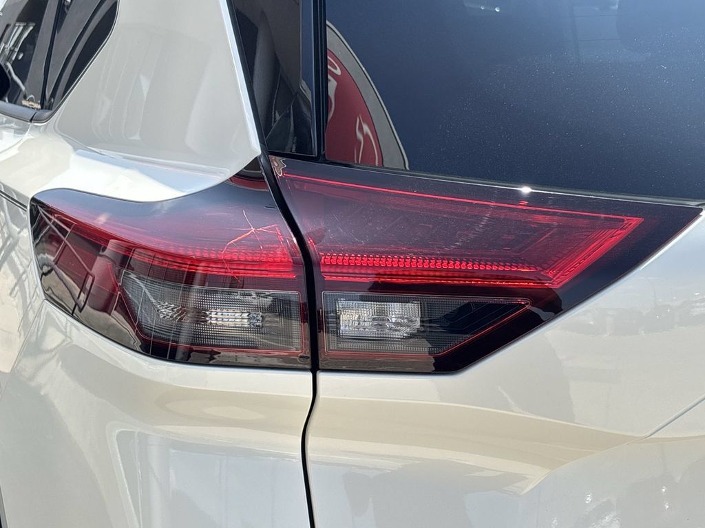 Used 2023 Nissan Rogue Platinum w/ Platinum Premium Package FWD image 6