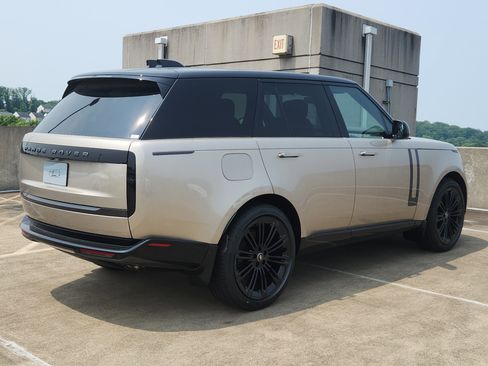 New 2025 Land Rover Range Rover SE image 2