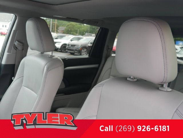 Used 2017 Toyota Highlander XLE AWD/4WD image 37