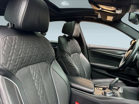 Used 2022 BMW 530e w/ Premium Package image 32