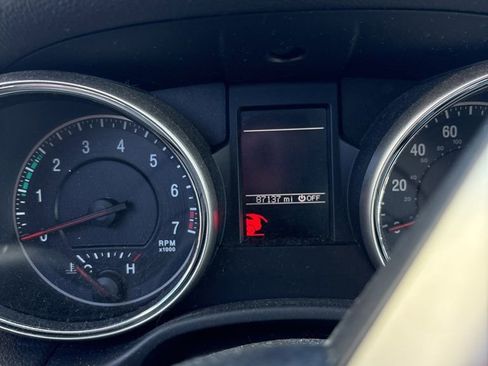 Used 2011 Jeep Grand Cherokee Laredo image 2