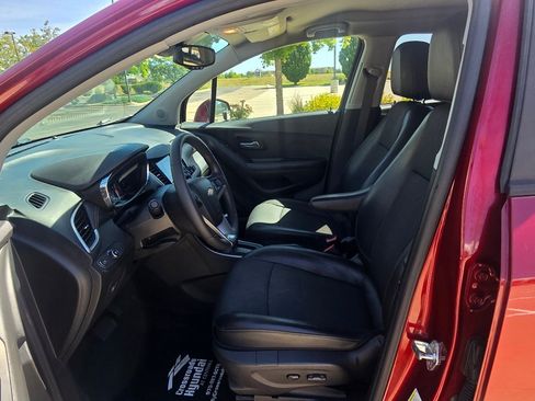 Used 2022 Chevrolet Trax LT w/ LT Convenience Package AWD/4WD image 12