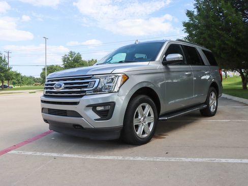 Used 2020 Ford Expedition XLT w/ Equipment Group 202A AWD/4WD image 3