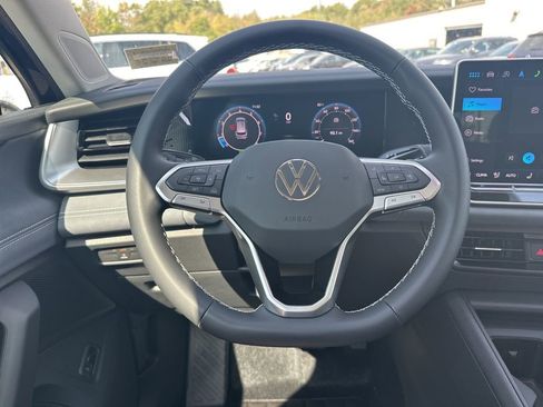 New 2025 Volkswagen Tiguan SE image 14