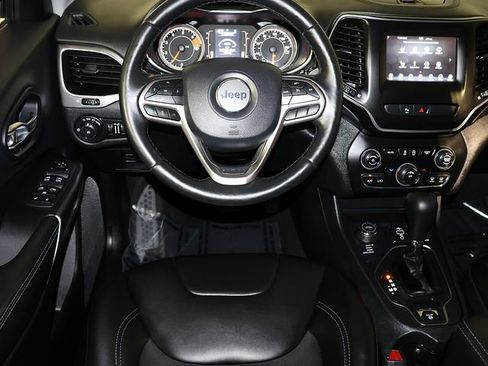 Used 2019 Jeep Cherokee Latitude Plus w/ Cold Weather Group AWD/4WD image 3