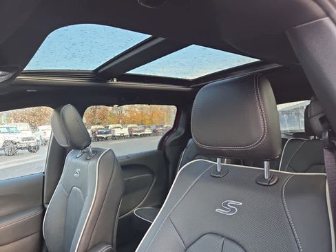 New 2026 Chrysler Pacifica Limited w/ S Appearance Package image 33