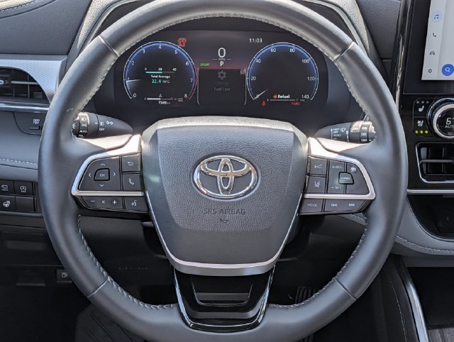 Used 2025 Toyota Highlander Platinum AWD/4WD image 12