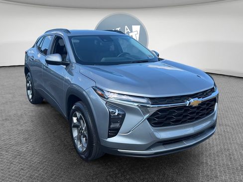Certified 2025 Chevrolet Trax LT w/ Driver Confidence Package FWD image 1