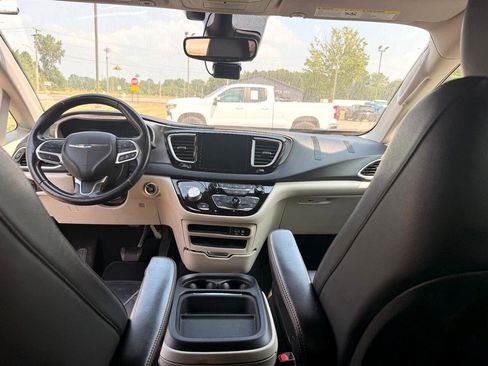 Used 2020 Chrysler Pacifica Touring-L w/ Advanced Safetytec Group image 2