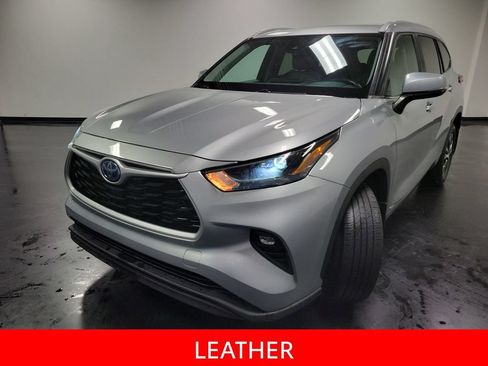 Used 2023 Toyota Highlander XLE AWD/4WD image 4