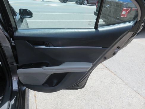 Used 2018 Toyota Camry LE FWD image 29