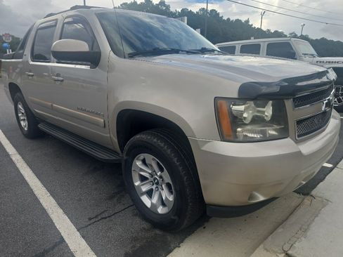 Used 2007 Chevrolet Avalanche LTZ w/ LTZ Preferred Equipment Group RWD image 2