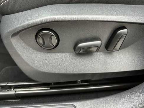 Used 2023 Volkswagen Taos SE w/ Panoramic Sunroof Package image 12