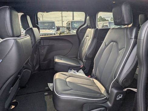 New 2027 Chrysler Pacifica Limited FWD image 27