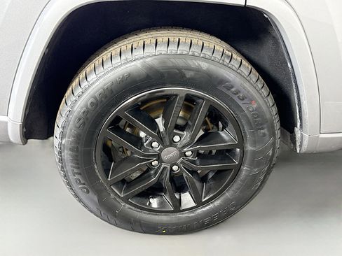 Used 2019 Jeep Grand Cherokee Altitude image 33