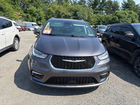 Used 2021 Chrysler Pacifica Touring-L FWD image 2