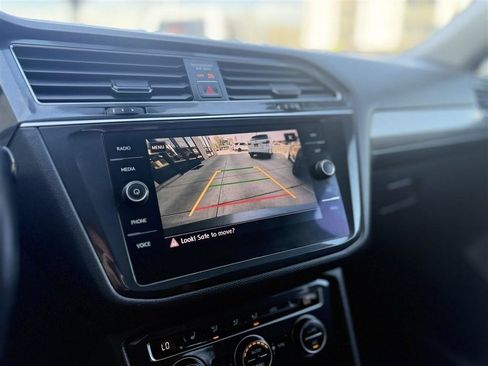 Used 2018 Volkswagen Tiguan SEL AWD/4WD image 19