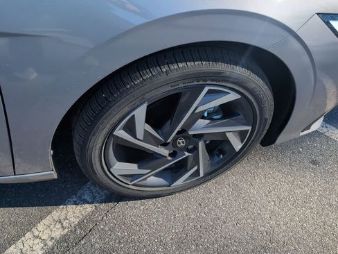 Used 2025 Hyundai Elantra Limited image 9