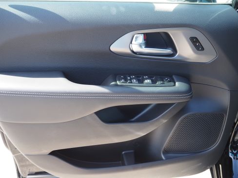 New 2025 Chrysler Pacifica Select w/ Uconnect Theater Family Group image 28