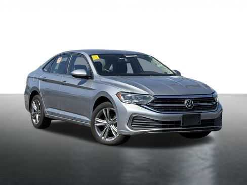 Used 2022 Volkswagen Jetta SE image 2