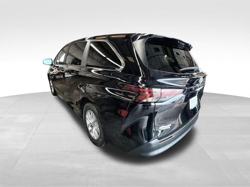 Used 2024 Toyota Sienna LE FWD image 6