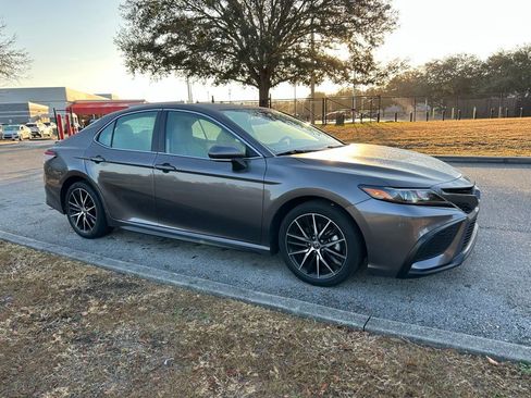 Used 2022 Toyota Camry SE image 7