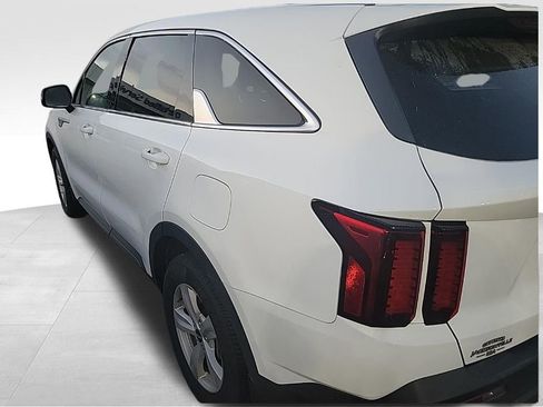 Used 2022 Kia Sorento LX image 2