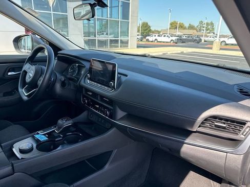 Used 2024 Nissan Rogue SV image 10