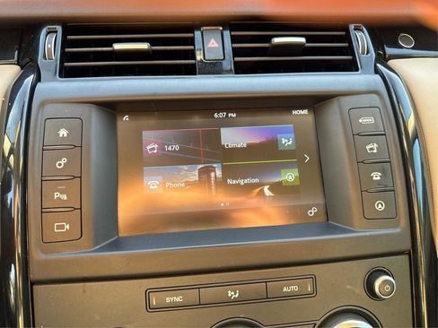 Used 2017 Land Rover Discovery SE AWD/4WD image 12