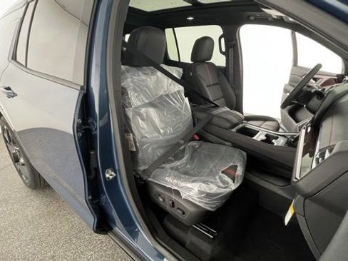 Used 2025 Chevrolet Traverse RS image 49