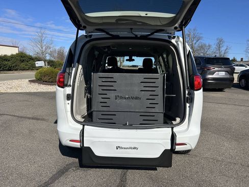 Used 2023 Chrysler Voyager LX FWD image 6