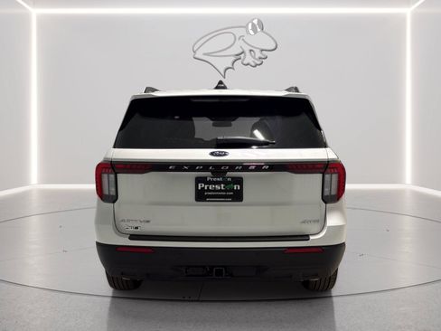 Used 2025 Ford Explorer Active AWD/4WD image 4