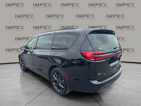 Used 2025 Chrysler Pacifica Limited FWD image 2
