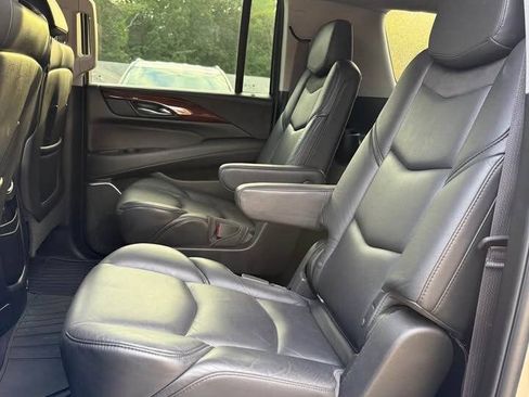 Used 2017 Cadillac Escalade ESV Luxury AWD/4WD image 14