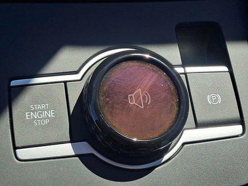 Certified 2025 Volkswagen Tiguan SE R-Line image 24