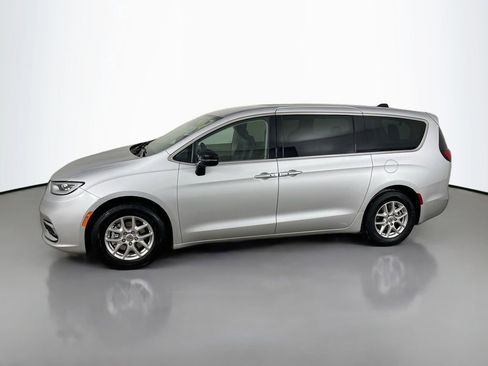 Used 2024 Chrysler Pacifica Touring-L image 4