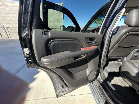 Used 2014 Cadillac Escalade Luxury image 38