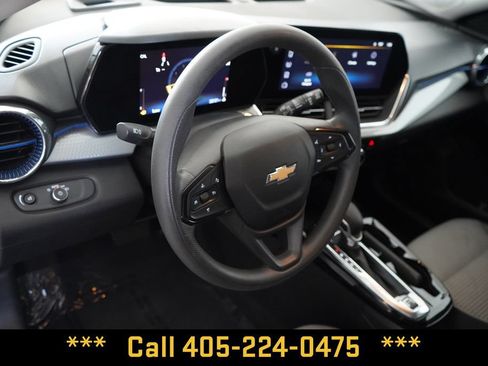 Used 2025 Chevrolet Trax LT FWD image 16