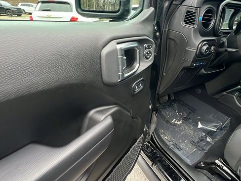 Used 2025 Jeep Wrangler Unlimited Rubicon 4xe w/ Convenience Group image 15