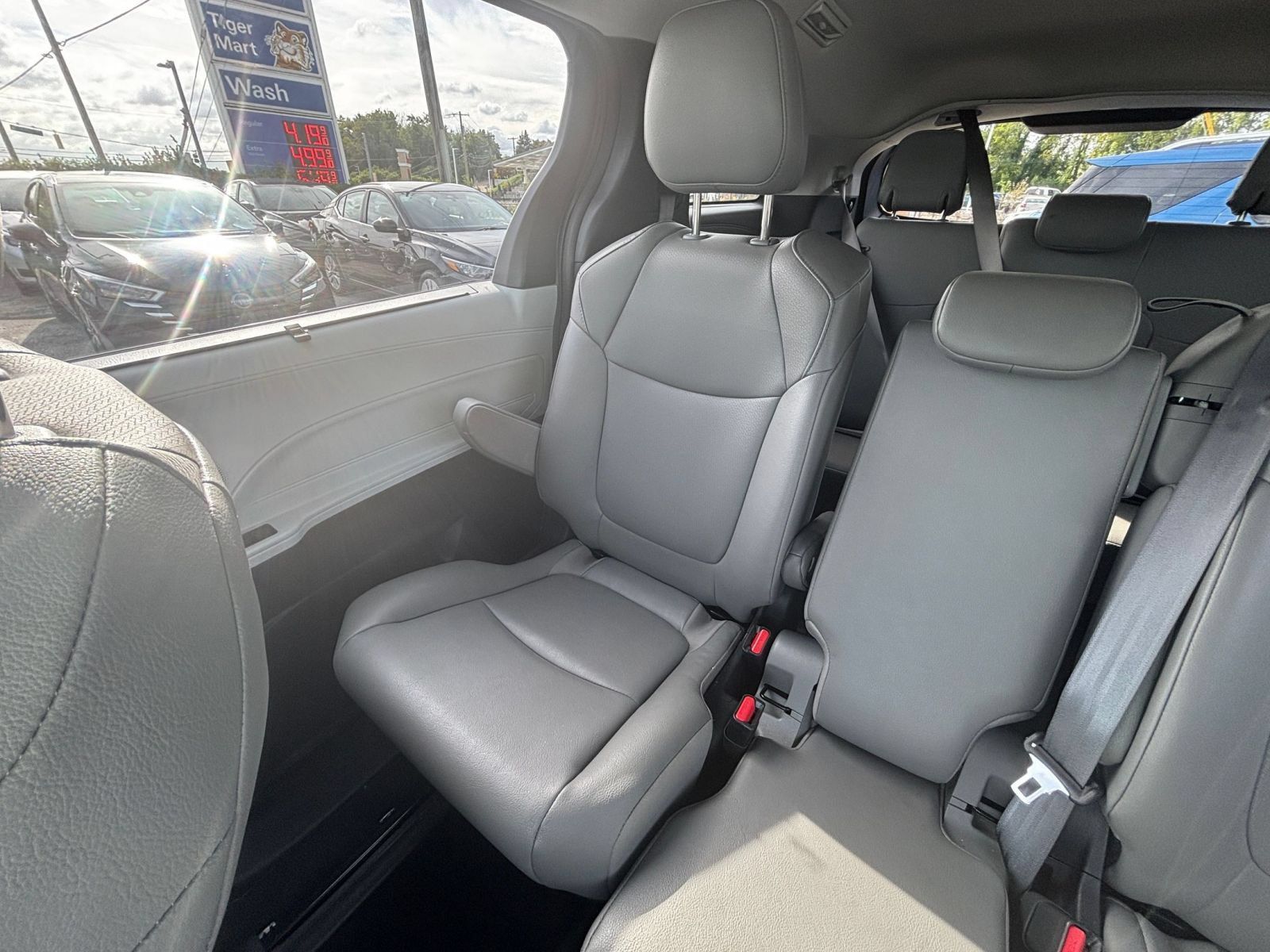 Used 2025 Toyota Sienna XLE FWD image 41