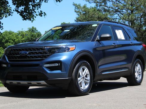 Used 2020 Ford Explorer XLT w/ Equipment Group 202A AWD/4WD image 3