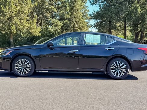 Used 2024 Nissan Altima 2.5 SV FWD image 8