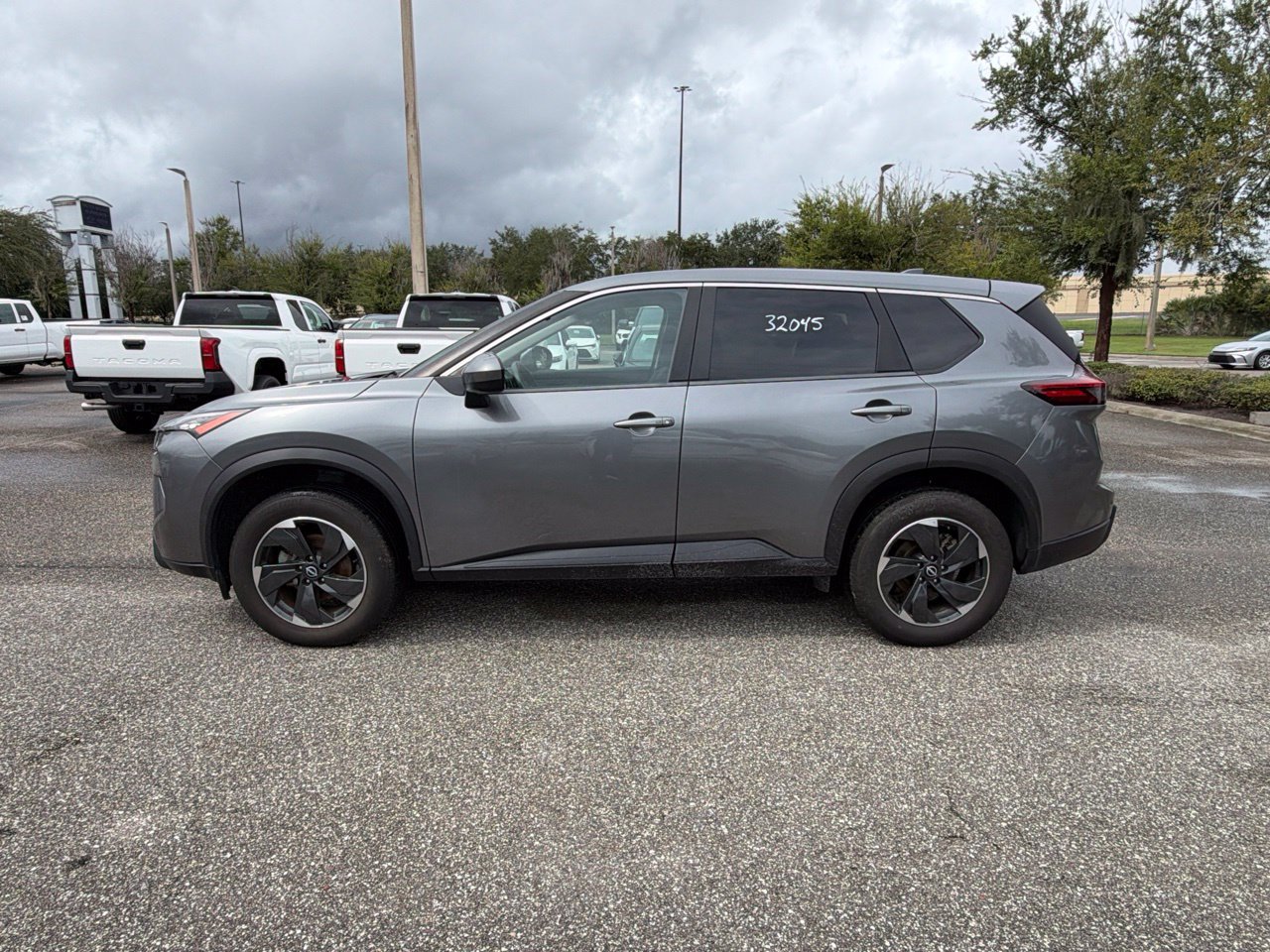 Used 2025 Nissan Rogue SV FWD image 2